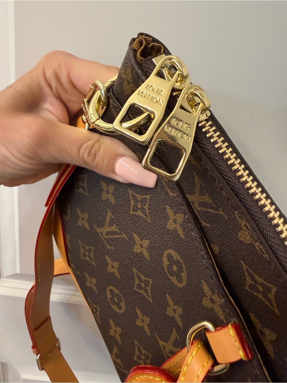 Louis Vuitton Crossbody - Picture 4 of 5